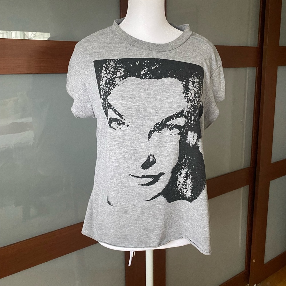 Grey tee-shirt.